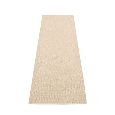 Beiger Kunststoffteppich "Svea" von Pappelina, Größe 70x240 cm. Moderner Teppich für Innen- und Außenbereich.